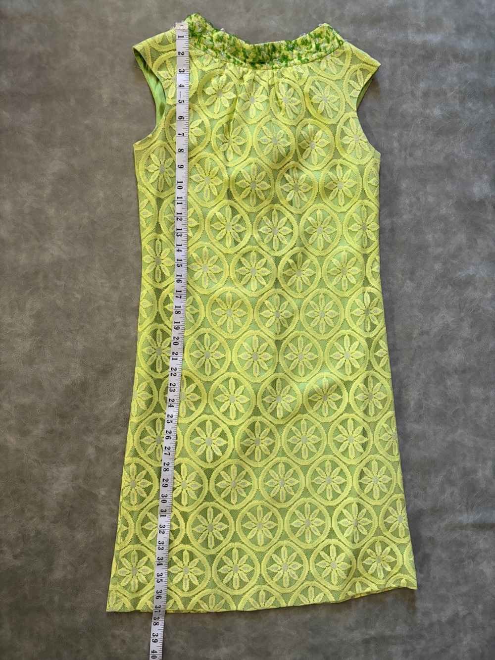 Vintage 1960’s lace lime green shift dress with beaded collar and back bow - Picture 11 of 15